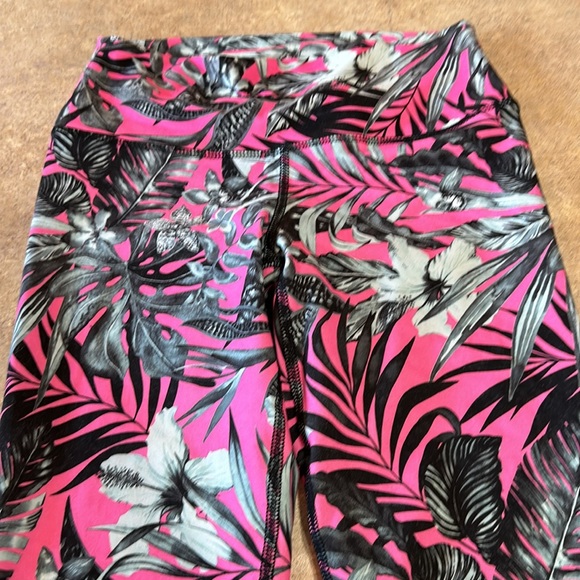 Women’s leggings, unsure of the brand and no size see pictures for measurements - Picture 2 of 5